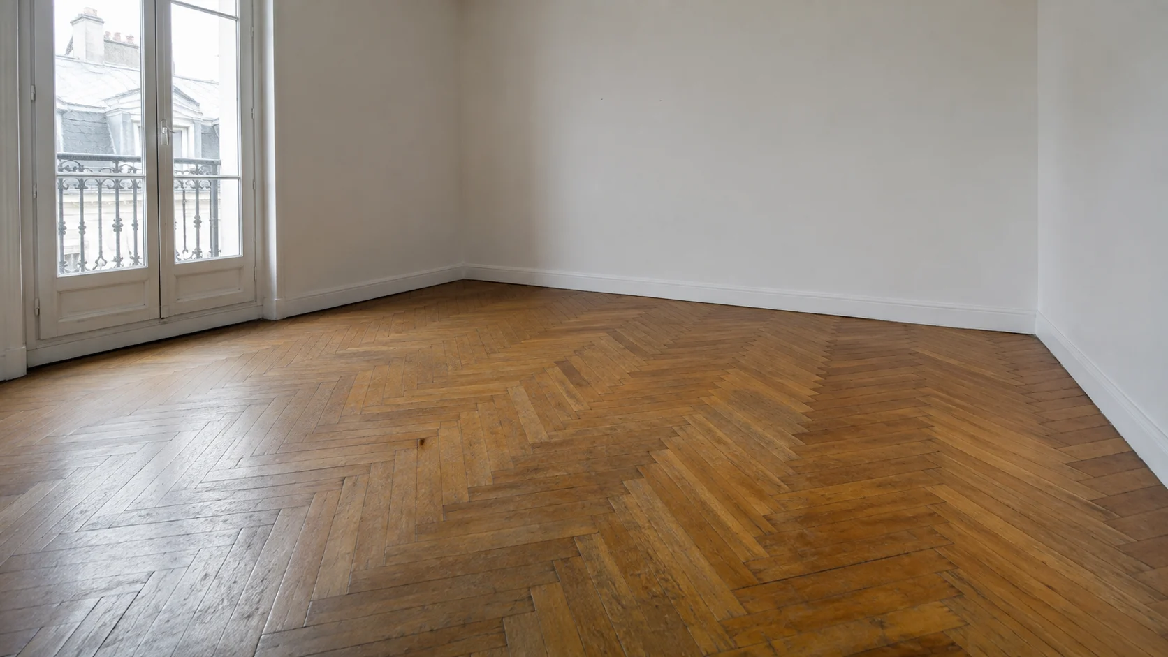Avant rénovation : parquet marqué par l’usure