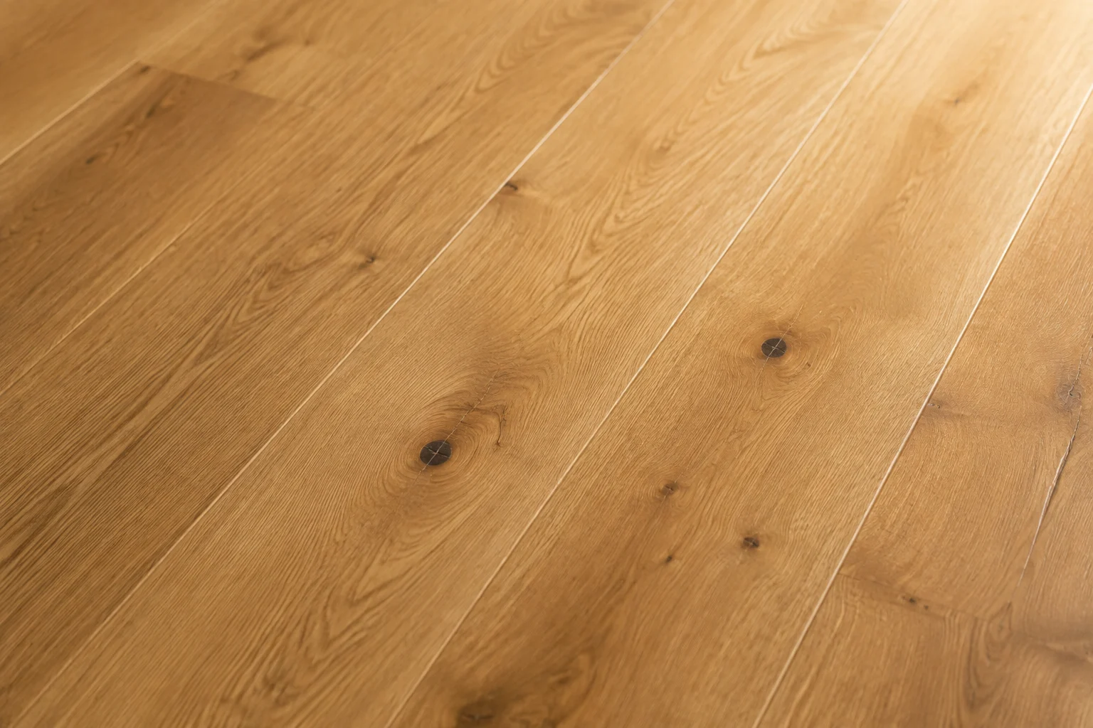 Chêne : lames de parquet aux nuances miel et au veinage expressif