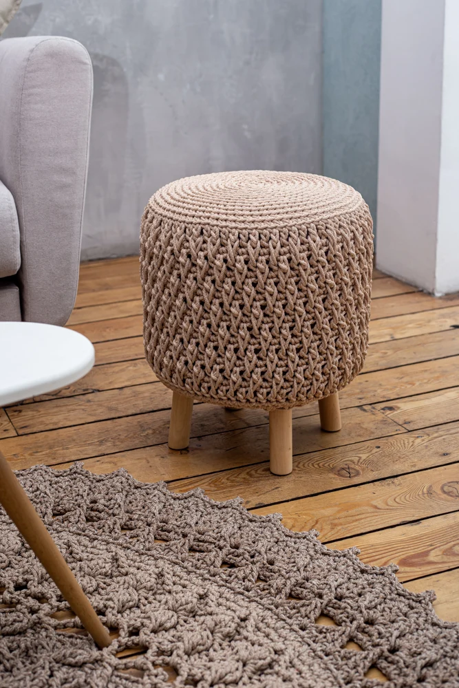 Tapis et mobilier dans un intérieur avec plancher en bois