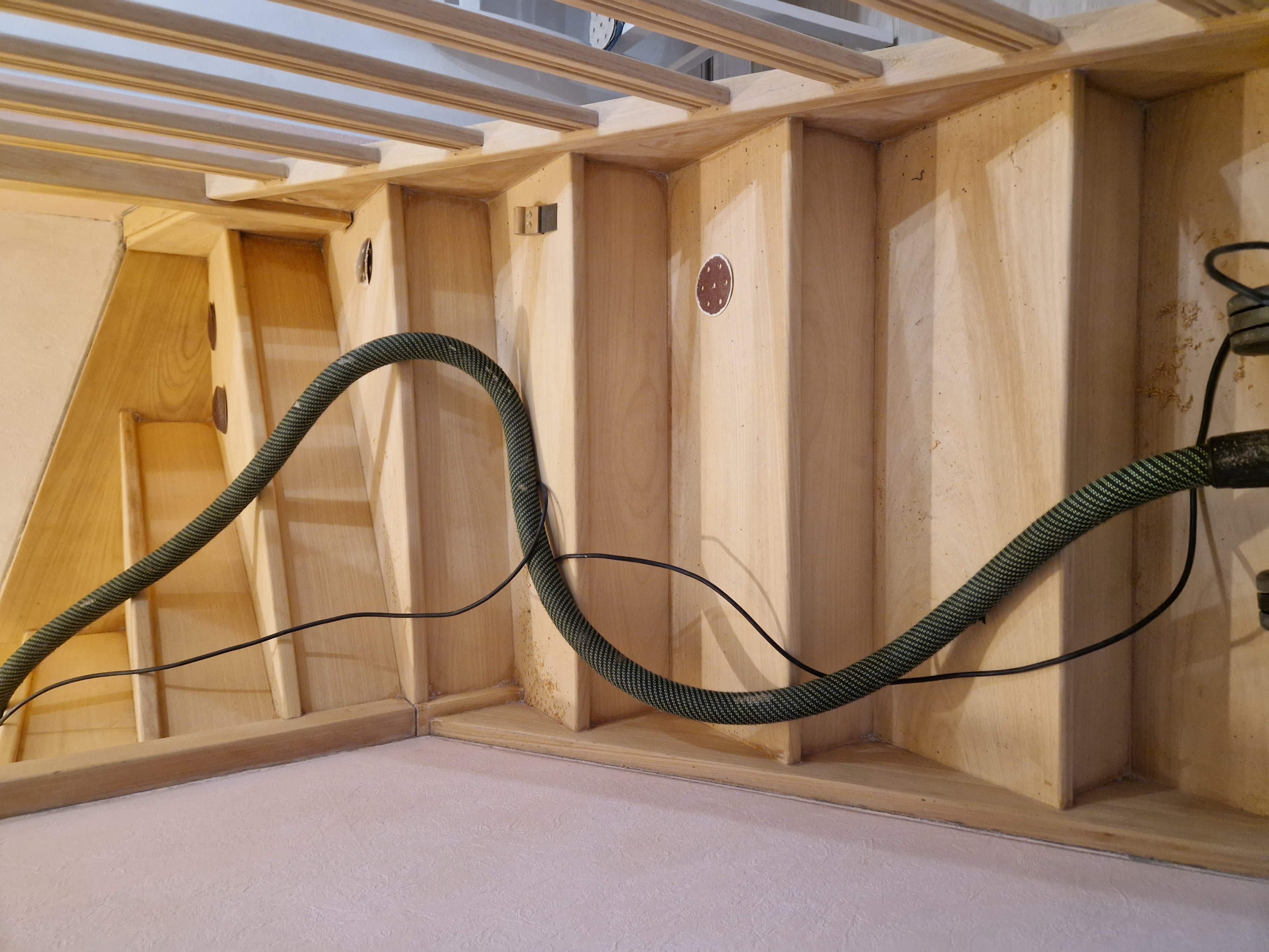 Escalier en bois en cours de poncage