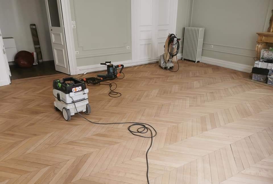 Parquet a batons rompus en cours de poncage