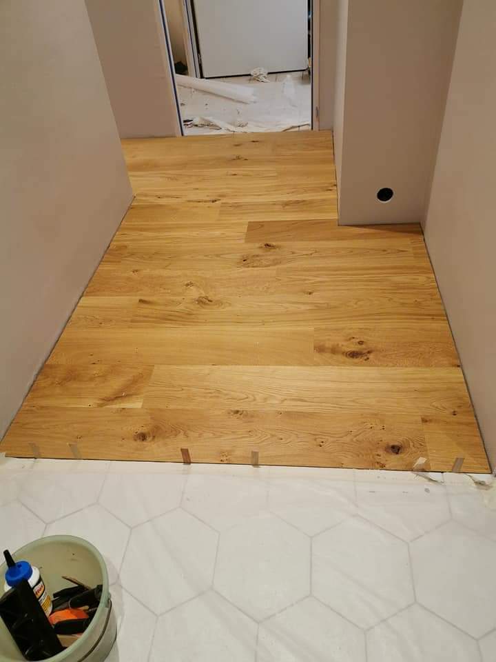 Pose de parquet en chêne dans un couloir
